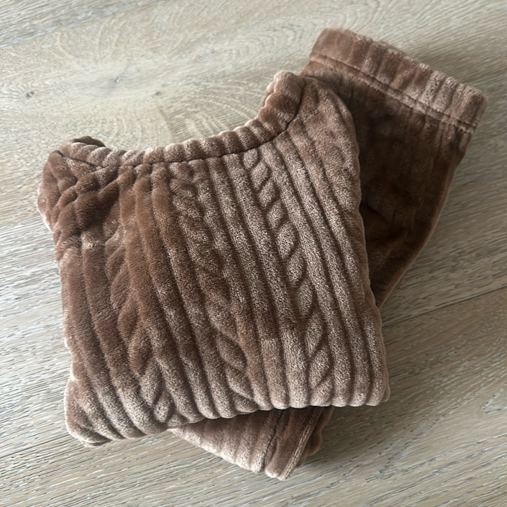 ***ALMOST NEW*** comfy, cozy extremely SOFT sweatsuit